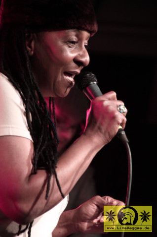 Dawn Penn (Jam) with Soulfood International 14. This Is Ska Festival , Wasserburg Rosslau 19. Juni 2010 (1).JPG